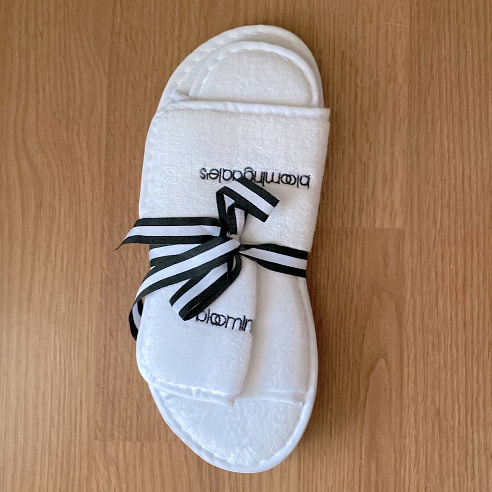 ❤️ Bloomingdales Signature Slippers Size S/M NWOT
